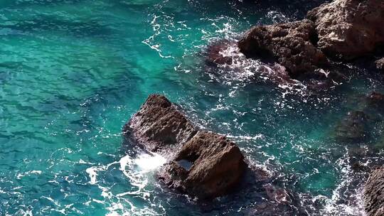 蓝色海浪拍打岩石