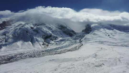 魅力雪山，蔚为壮观。