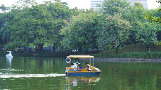 逛公园坐船游玩悠闲生活4k素材视频