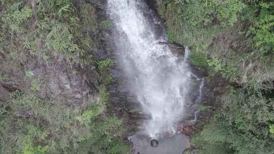 高山瀑布，河流航拍