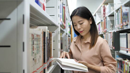 亚洲东方中国女性在图书馆看书学习