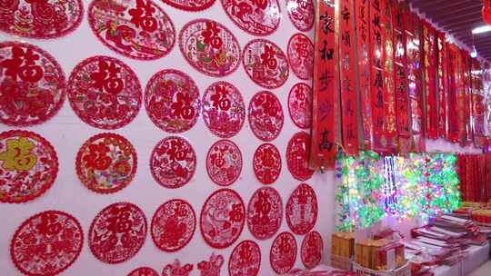 春节墙上挂满喜庆的红色对联福字