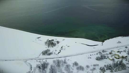 海边白雪覆盖的村庄鸟瞰图