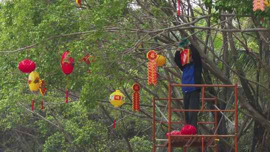 阳江市市政工人安装春节灯笼