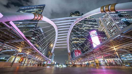 曼谷空中火车站公共天桥，背景是现代建筑