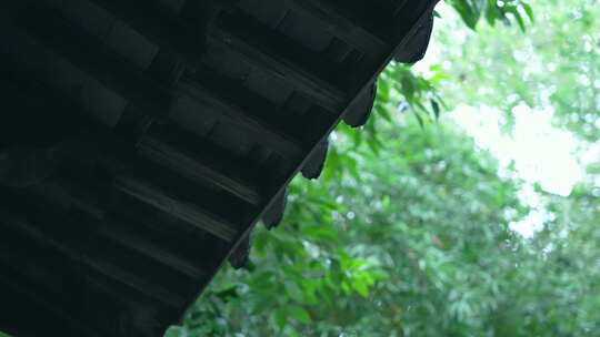 下雨的屋檐滴水