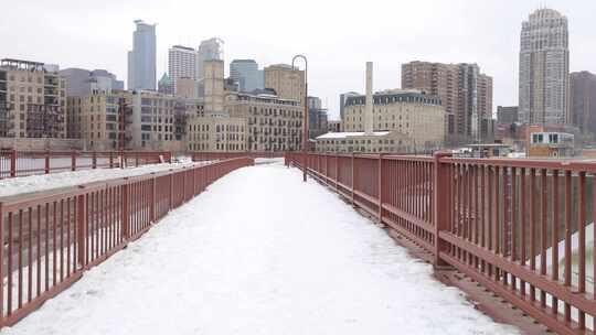 人行天桥上落满积雪