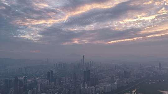 深圳城市与云和霞