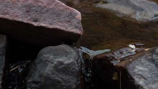 水流 小溪 流水 水滴 山区 高山 岩石