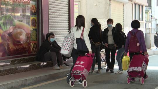 中秋节前夕，市民在深圳中英街与购物