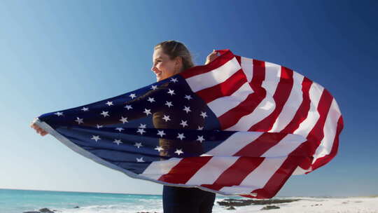 海滩上举着美国国旗的女人视频素材模板下载