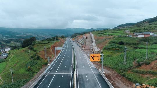 公路建设视频建设施工中的云南山区高速公路