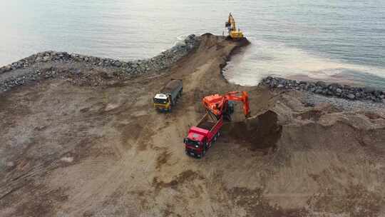 在临海建筑地盘工作的挖掘机装载自卸卡车