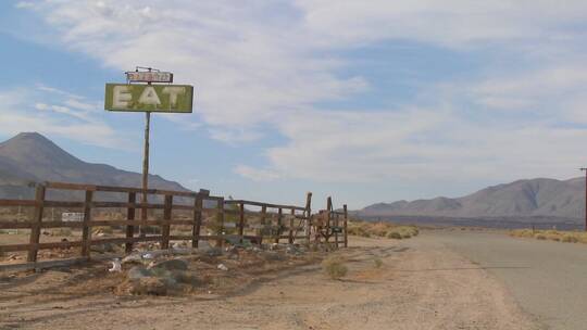 沙漠中的广告牌视频素材模板下载