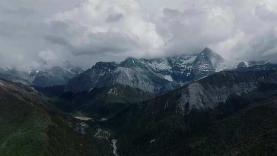 森林雪山 雪山云海 稻城亚丁雪山航拍