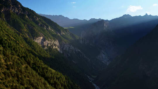 航拍美丽绿色大山深处