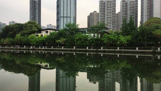 成都东湖公园河边风景高楼倒影水面人们跑步