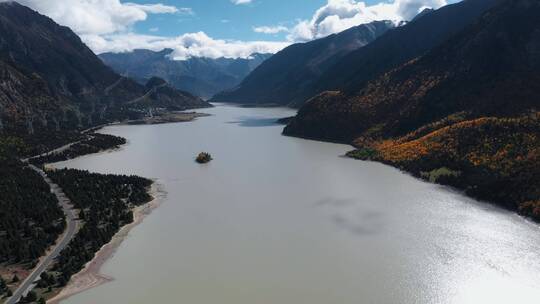 西藏湖泊视频航拍高原藏区然乌湖湖心小岛