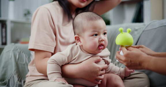 两个女人在家里客厅的沙发上开心地和一个小