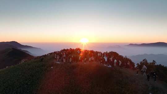 山顶人群观赏日出场景 太子尖日出