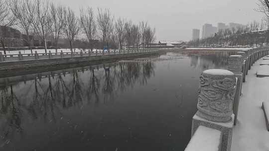 郑州贾鲁河岸边冬季下雪风景素材