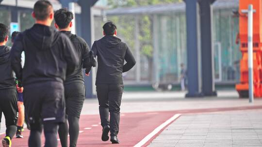 运动员在街道上跑步
