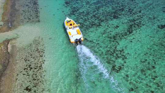 大海沙滩海面快艇游船航行渡假旅行