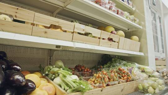 超市货架上各种各样的蔬菜和水果
