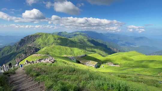 山间步道游客风景