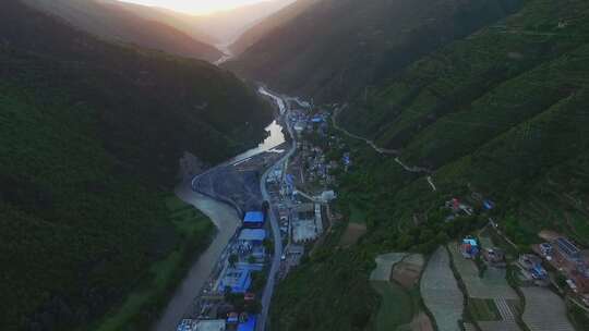 航拍夕阳下的川西河谷藏族村落