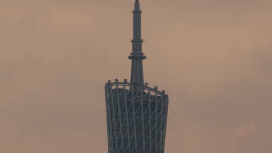 广州塔上的摩天轮和跳楼机延时视频