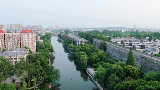 城市景观河与城墙边的绿树和建筑