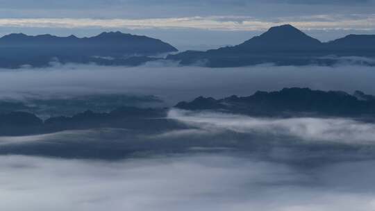 湖北利川大茅坡云海薄雾萦绕山间