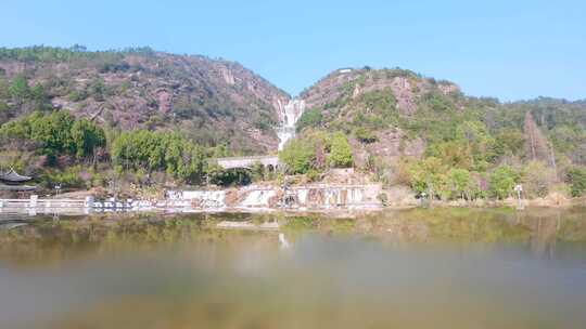 水面上的天台山大瀑布自然风光