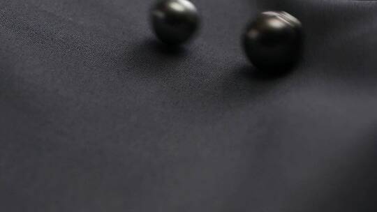 黑珍珠在布上滚动视频素材模板下载