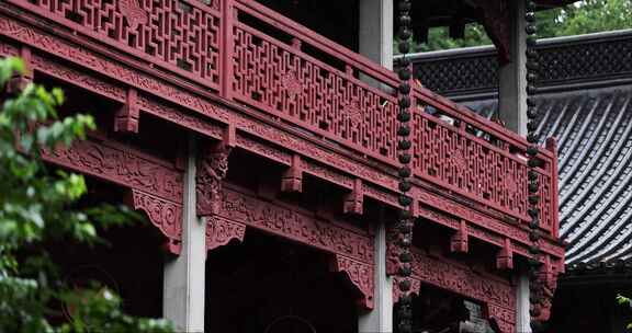 （慢镜）中国杭州灵隐寺下雨天