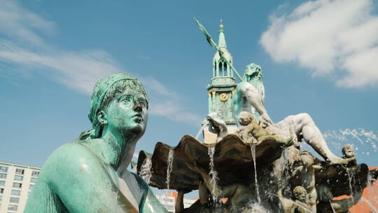 喷泉上的女人雕像