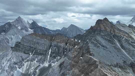 近距离航拍川西稻城亚丁山脉自然风光