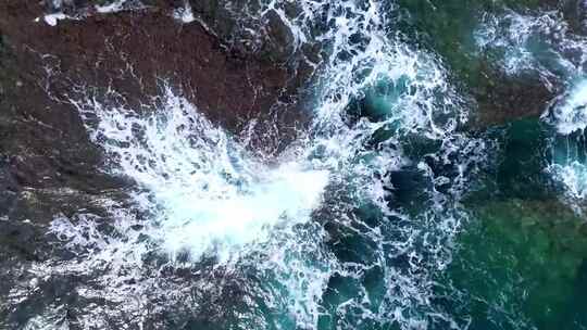 航拍海浪翻滚海岸浪花拍打岩石海边潮汐