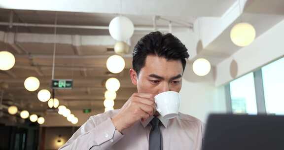 一位商务人士边工作边喝咖啡