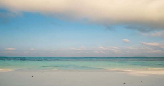 时间流逝：早上在白色沙滩热带海洋五颜六色戏剧性的天空