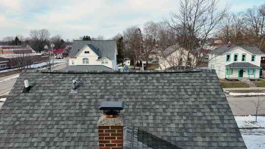 无人机观察项目房屋的屋顶。