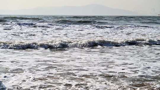 青岛栈桥海边的巨浪