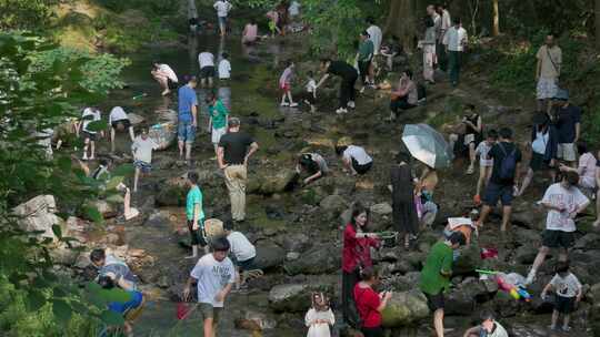 夏天假日，游客打卡国清寺庙前的山涧溪水