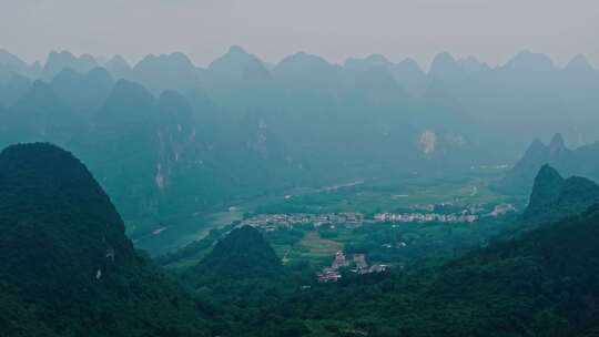 云雾弥漫的山峰