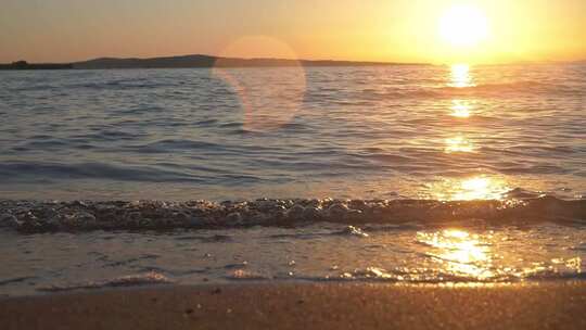 夕阳西下的海边海面波光粼粼 落日