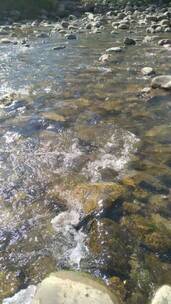 美丽流动的河水水流