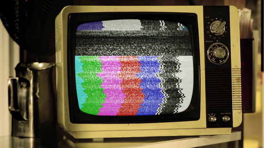 旧电视机绿屏。快速放大到绿屏。4K。视频素材模板下载