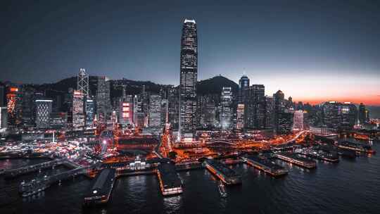 航拍香港海湾停泊的港口还有城市海湾夜景