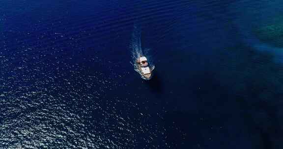 希腊圣尼古拉斯克里特岛的夏天，无人机飞越游艇、船只和大海